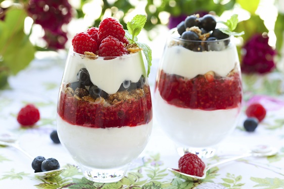 Trifle mit Himbeeren und Blaubeeren