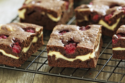 Käsekuchen Brownies mit Himbeeren