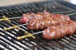 Einfach mal probieren: Rosa gebratene Hirschroulade mit roter Zwiebelmarmelade, gelingt einfach auf dem Grill oder in der Pfanne. Foto: djd/Kapuhs/DJV